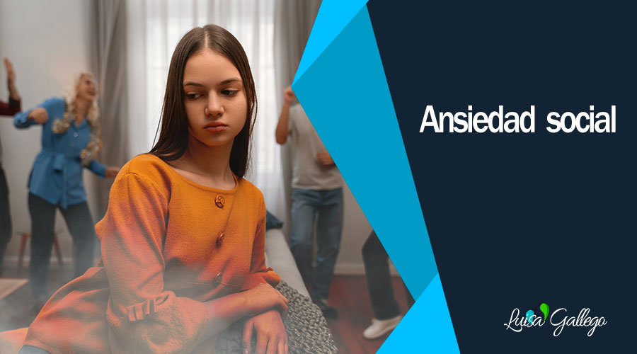 Joven con expresión triste y preocupada sentada en un sofá, mientras al fondo otras personas interactúan y bailan, reflejando el sentimiento de ansiedad social y aislamiento en un entorno de grupo