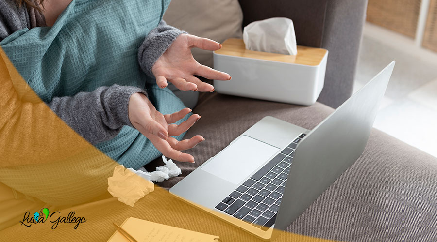 Una joven con audífonos sentada en un sofá con una expresión de perplejidad o frustración. 