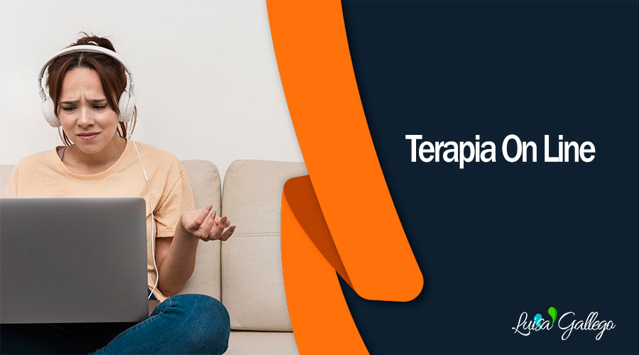 Una persona sentada en un sofá gesticula con las manos frente a un ordenador portátil, con una caja de pañuelos a su lado. La imagen simboliza una sesión de terapia online emocional y profunda.